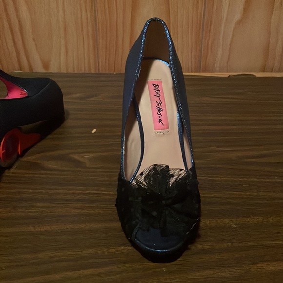 Betsey Johnson Designer Heels with Bows size 6. Super cute with pika dot heel!!! - Picture 4 of 6